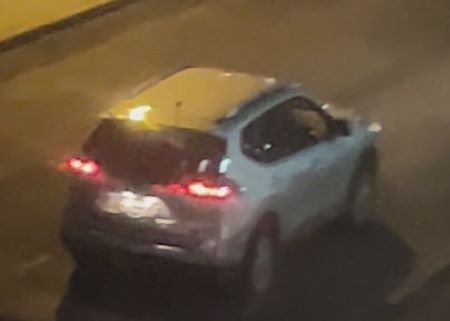 : Un VUS blanc qui s&rsquo;&eacute;loigne. 