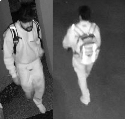 Deux images de surveillance du suspect montr&eacute;es c&ocirc;te &agrave; c&ocirc;te - l&rsquo;une de face, l&rsquo;autre de l&rsquo;arri&egrave;re