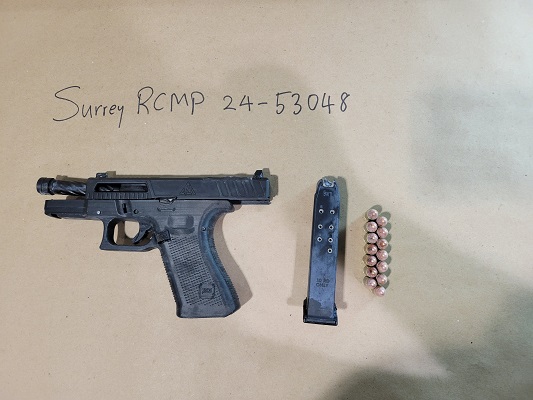 Arme de poing noire, chargeur, balles &laquo; Surrey RCMP 24-53048 &raquo;