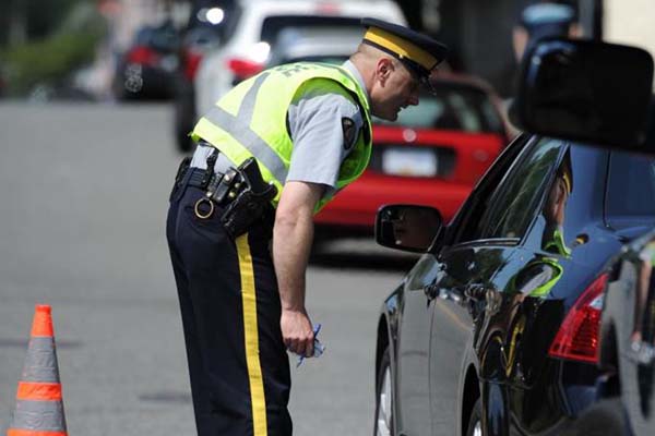 Officer talking to driver throught car window