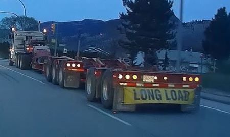 Une image de l&rsquo;arri&egrave;re du v&eacute;hicule suspect sur la route. 