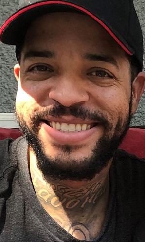 Photo prise de la t&ecirc;te aux &eacute;paules de Nicholas Marion.