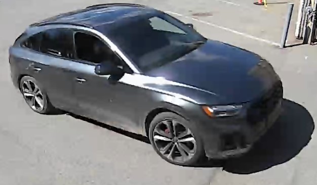 Une Audi SQ5 de couleur grise.