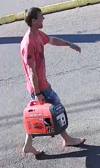 Le suspect, qui a de courts cheveux bruns, est v&ecirc;tu d&rsquo;un tee-shirt rouge et d&rsquo;un short ample bleu aux genoux arborant plusieurs larges rayures horizontales. Il ne porte pas de chaussures. Il transporte la g&eacute;n&eacute;ratrice vol&eacute;e.