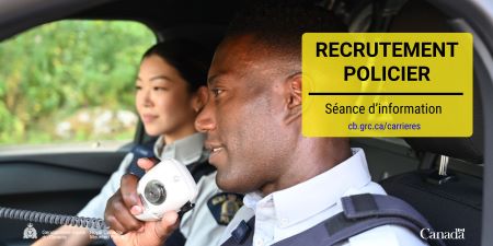 Un policier et une polici&egrave;re se trouvent dans une voiture de police. Le policier tient un microphone &eacute;metteur. &Agrave; droite de l&rsquo;image, il y a un encadr&eacute; jaune dans lequel figure le texte en fran&ccedil;ais suivant : Recrutement Policier, S&eacute;ance d&rsquo;information, cb.grc.ca/carrieres.