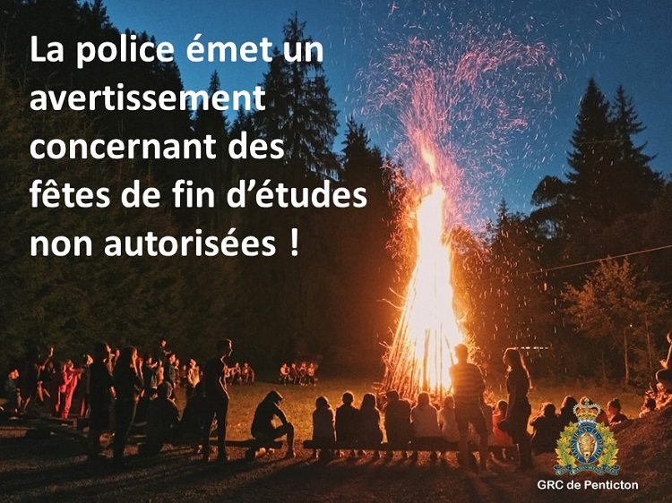 Photo d&rsquo;un feu de camp avec des jeunes assis autour. Le texte au-dessus de l&rsquo;image indique : La police met en garde contre les f&ecirc;tes de fin d&rsquo;&eacute;tudes non autoris&eacute;es! 
