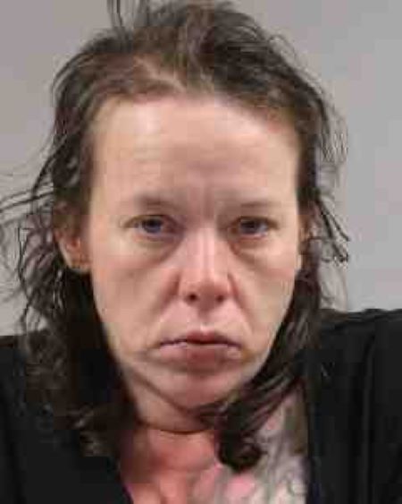 Photo prise de la t&ecirc;te aux &eacute;paules de Jenna-Lee Frost qui porte un haut noir et qui a de longs cheveux.