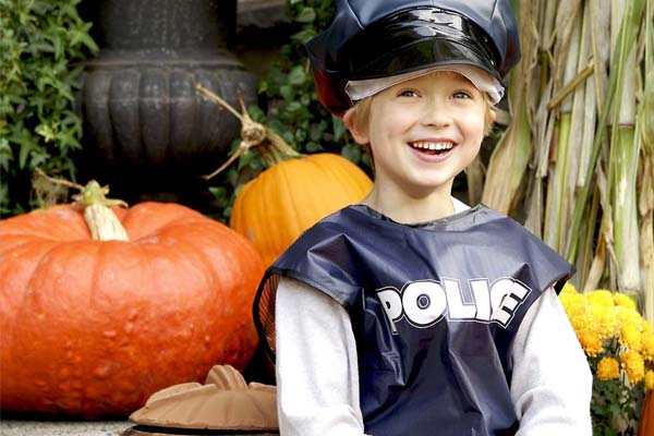 Photo d&rsquo;un enfant d&eacute;guis&eacute; en policier pour l&rsquo;Halloween