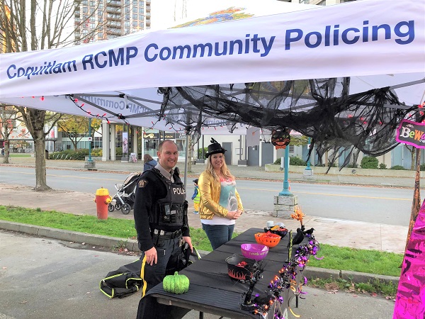 Constable Morse and Constable Krueger handing out candy in 2021