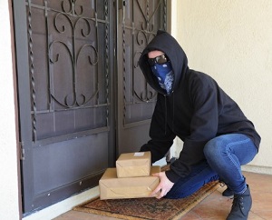 Un colis laiss&eacute; sur un perron 