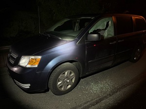 Voiture dont la vitre du c&ocirc;t&eacute; conducteur a &eacute;t&eacute; fracass&eacute;e