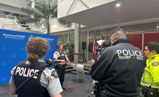 un agent de la GRC de Richmond en entrevue avec les m&eacute;dias.