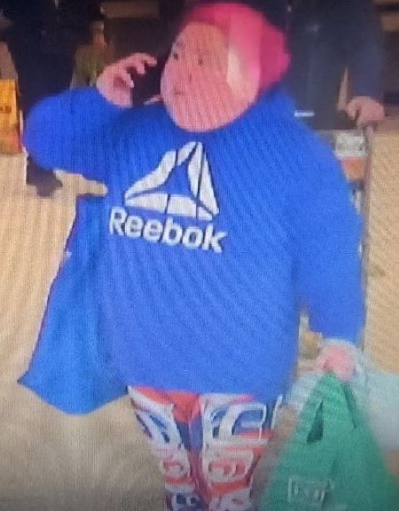La suspecte a des cheveux roses particuliers, elle porte un chandail &agrave; capuchon de marque Reebok, des leggings multicolores et des Crocs gris lors de l&rsquo;incident.