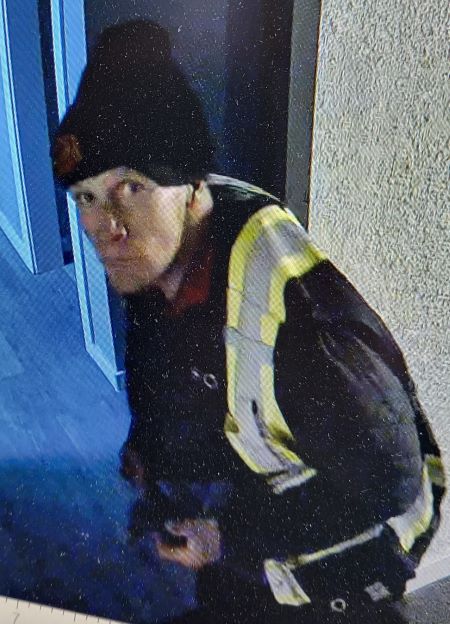 Le D&eacute;tachement de la GRC de Kamloops sollicite l&rsquo;aide du public afin d&rsquo;identifier l&rsquo;une des deux personnes impliqu&eacute;es dans un r&eacute;cent vol avec effraction commis sur le North Shore.  Le mardi 4 mars 2025, vers 8 h 40, des membres de la GRC de Kamloops ont &eacute;t&eacute; appel&eacute;s &agrave; se rendre au 400 de l&rsquo;avenue Cherry, o&ugrave; un immeuble en construction avait &eacute;t&eacute; la cible d&rsquo;un vol avec effraction entre 3 h 30 et 5 h. Des perceuses, des radios et des trousses de premiers soins ont notamment &eacute;t&eacute; vol&eacute;es.  &laquo; Dans le cadre de l&rsquo;enqu&ecirc;te, les policiers ont obtenu une photo de l&rsquo;un des suspects et la diffusent publiquement dans l&rsquo;espoir que quelqu&rsquo;un puisse l&rsquo;identifier &raquo;, a dit la caporale Crystal Evelyn, porte-parole du D&eacute;tachement de la GRC de Kamloops. &laquo; Si vous avez vu le suspect ou les objets vol&eacute;s, ou encore si vous avez des renseignements en lien avec l&rsquo;affaire, veuillez communiquer avec la police. &raquo;  Vous pouvez communiquer avec le D&eacute;tachement de la GRC de Kamloops au 250-828-3000 et indiquer le num&eacute;ro de dossier 2025-6096.  Image : Un homme de race blanche qui porte une tuque fonc&eacute;e et un gilet de s&eacute;curit&eacute; de haute visibilit&eacute; par-dessus une veste fonc&eacute;e.