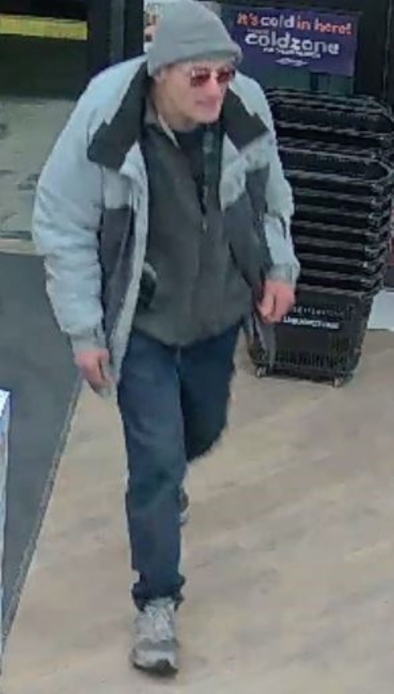 Photo du suspect d&eacute;crit dans le communiqu&eacute;, en train de marcher dans un commerce. 