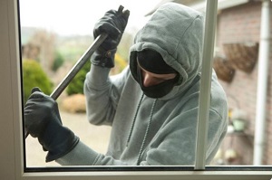 Un suspect, le visage couvert, tente de s&rsquo;introduire dans une maison &agrave; l&rsquo;aide d&rsquo;un pied-de-biche