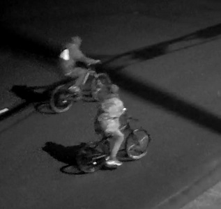 Vue de face de deux personnes inconnues &agrave; v&eacute;lo