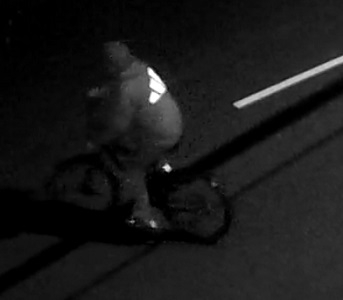 Vue de c&ocirc;t&eacute; d&rsquo;une personne inconnue &agrave; v&eacute;lo