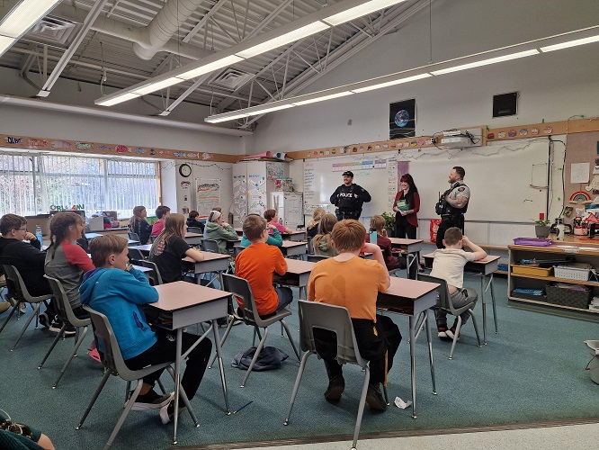 RCMP speak to classroom of students