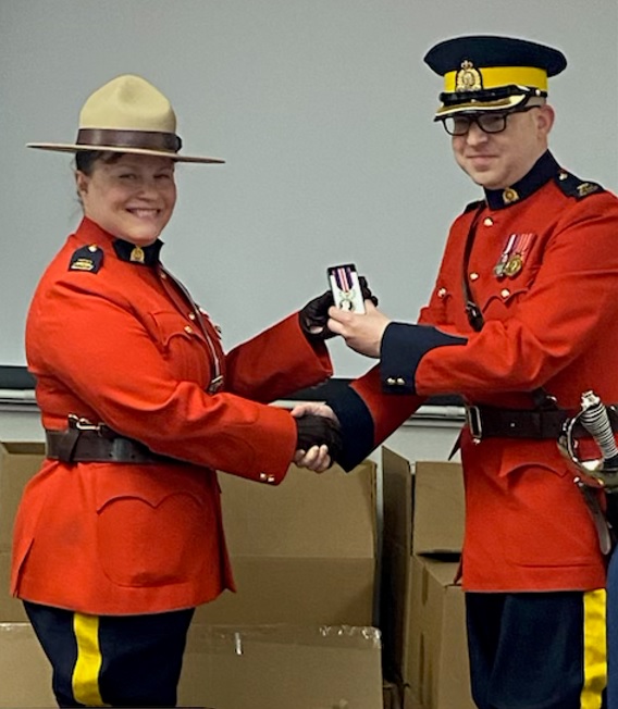 Komlos receives award presented by Inspector Gillespie