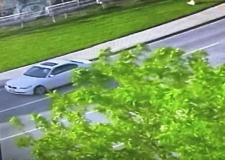 Image d&rsquo;une voiture blanche sur la route