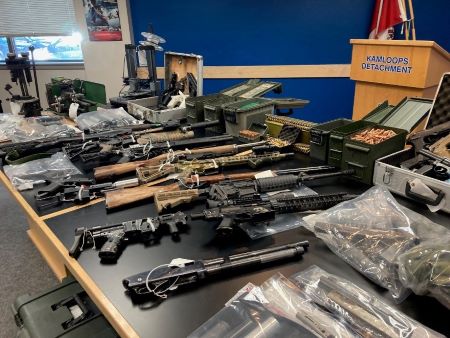 Des armes &agrave; feu longues et d&rsquo;autres pi&egrave;ces d&rsquo;&eacute;quipement et outils sont pr&eacute;sent&eacute;s.  