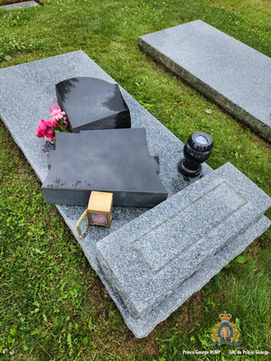 Photo of a damaged headstone
