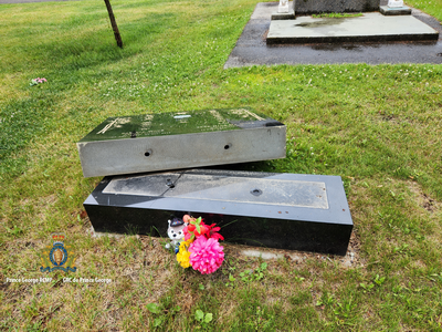 Photo of a damaged headstone