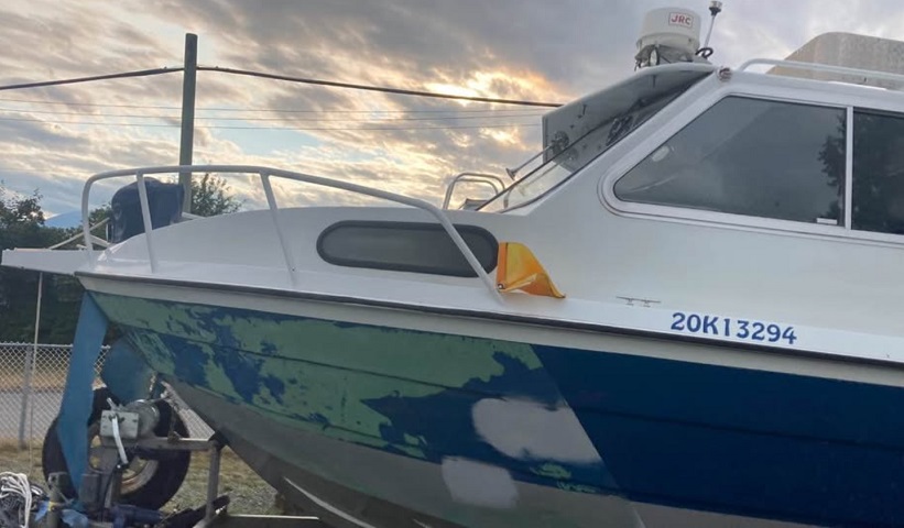 Port side of Ali Craft boat with navy/teal paint