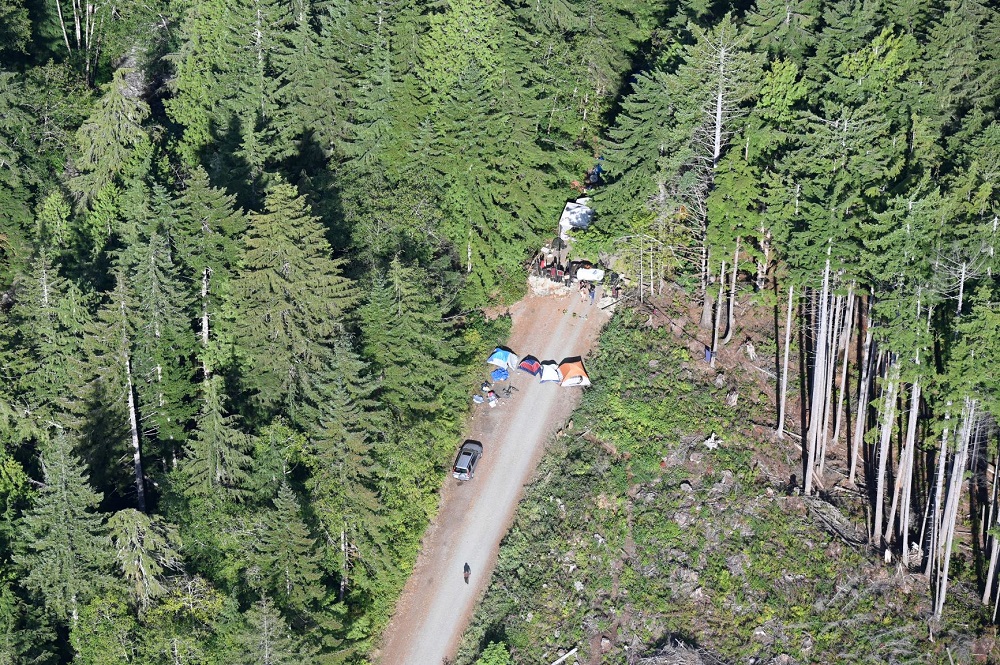 Photo des tentes bloquant la route &agrave; l&rsquo;entr&eacute;e d&rsquo;un camp