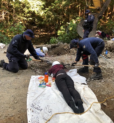 Photo de personnes dans des dispositifs de verrouillage au sol