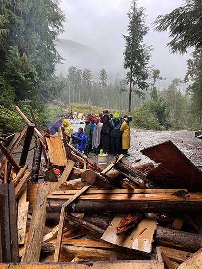 Photo de personnes formant une cha&icirc;ne humaine