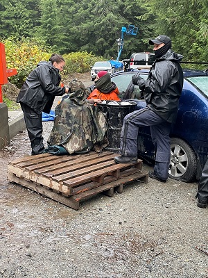 Photo des personnes sur une palette en bois