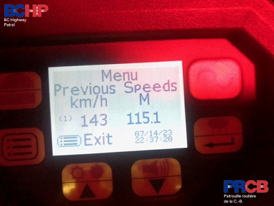 Photo d&rsquo;un relev&eacute; de d&eacute;tecteur de la vitesse au laser montrant une vitesse de 143 km/h