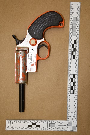 Pistolet lance-fus&eacute;es converti pour tirer des balles de calibre 22