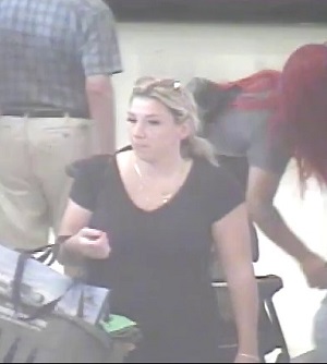 suspect n&deg;1 cheveux blonds robe noire