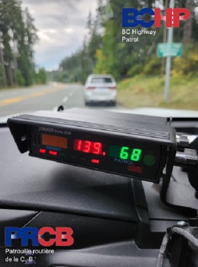 Photo d&rsquo;un radar de police affichant une vitesse de 139 km/h