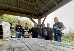5.&#9;L&rsquo;infirmier Jenkins, le sergent d&rsquo;&eacute;tat-major Casson et les gendarmes Baker et Waltman, dignitaires des Premi&egrave;res Nations, avec des aigles