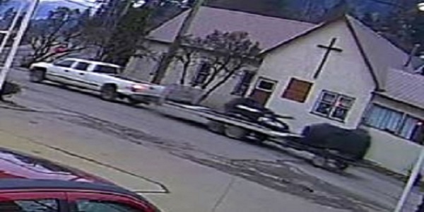 photo of suspect white pick up truck towing trailers