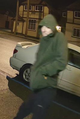 Le premier suspect semble &ecirc;tre un homme qui porte une veste vert militaire et un pantalon noir. Il a les mains dans les poches de sa veste.