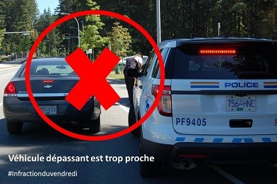 la Patrouille routi&egrave;re de la C-B est sur une route et un v&eacute;hicule d&eacute;passant est trop proche