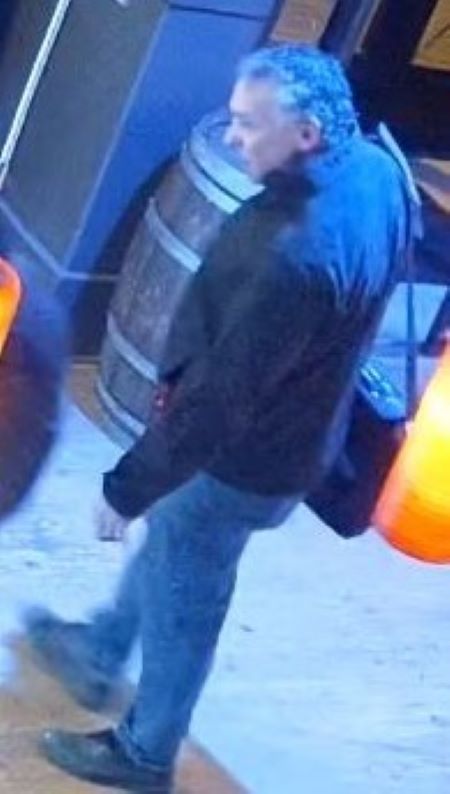 Une vue lat&eacute;rale de l&rsquo;homme aux cheveux gris. 