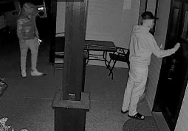 Deux suspects. Le premier suspect cogne &agrave; la porte. 