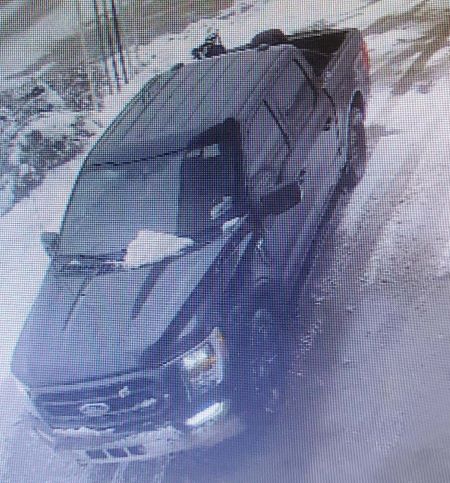 Une camionnette Ford 150 noire sans plaque avant.